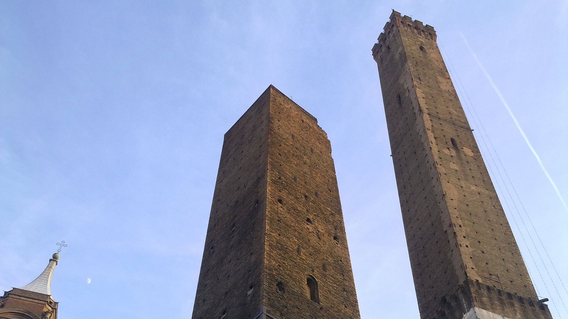 sezione scopri Bologna, foto delle due torri, urban nest appartamenti e case vacanze a Bologna