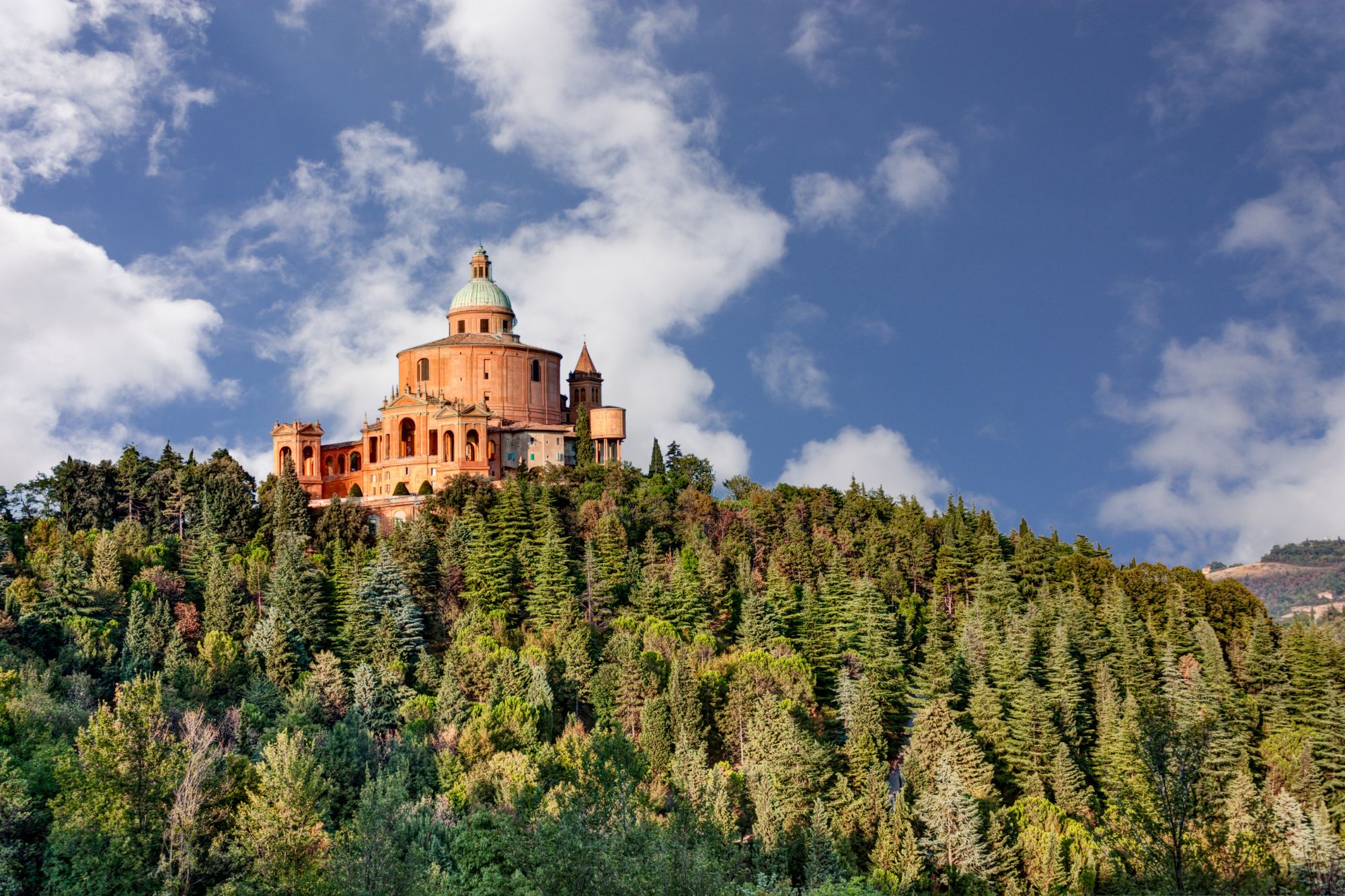 Bologna con bambini: guide pratiche, parchi divertimento e avventura in famiglia. In foto San Luca