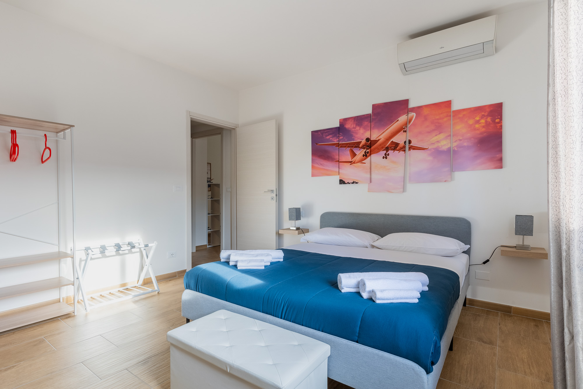 Stanza con bagno privato, situata in zona aeroporto Bologna. Urban Nest - appartamenti e case vacanze a Bologna