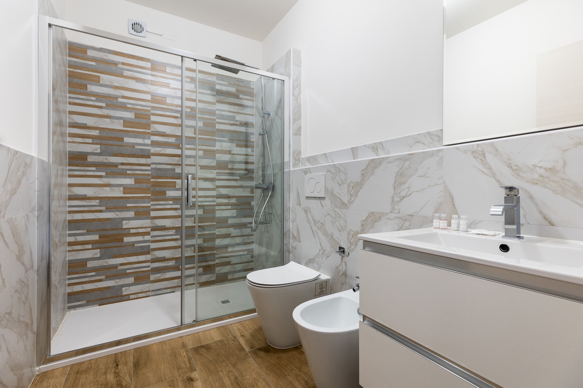 Stanza con bagno privato, situata in zona aeroporto Bologna. Urban Nest - appartamenti e case vacanze a Bologna