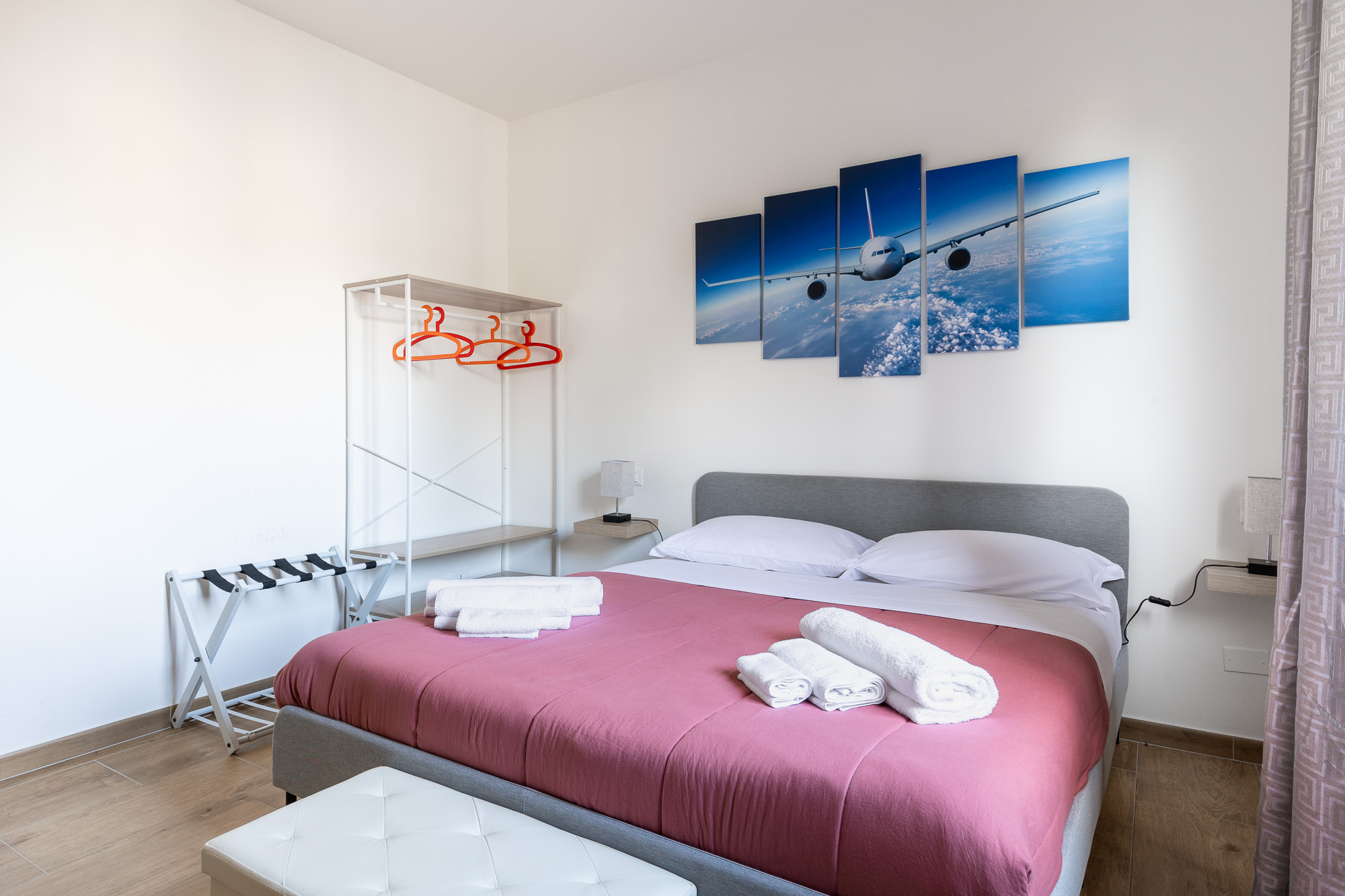 Stanza con bagno privato, situata in zona aeroporto Bologna. Urban Nest - appartamenti e case vacanze a Bologna