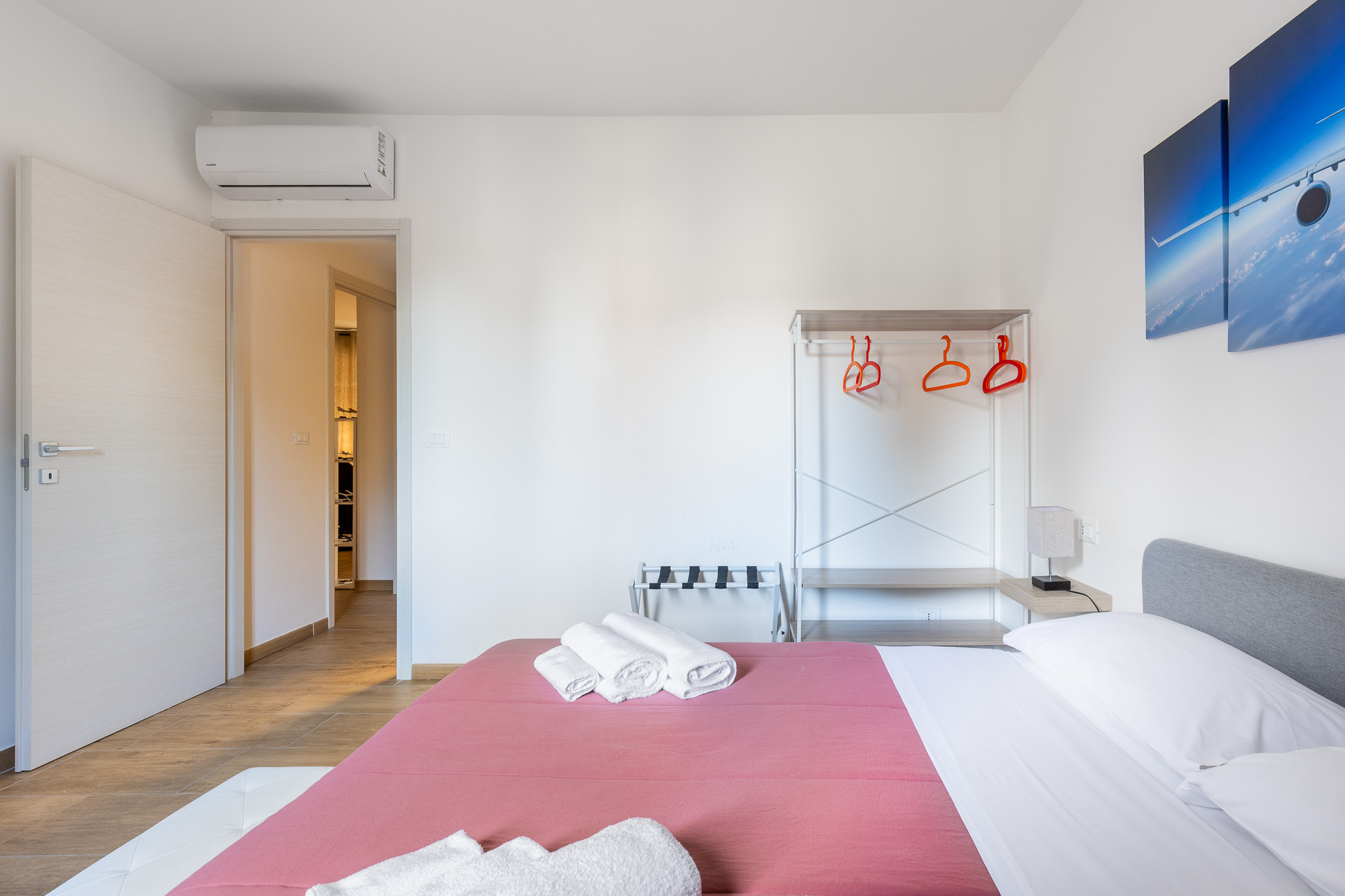 Stanza con bagno privato, situata in zona aeroporto Bologna. Urban Nest - appartamenti e case vacanze a Bologna