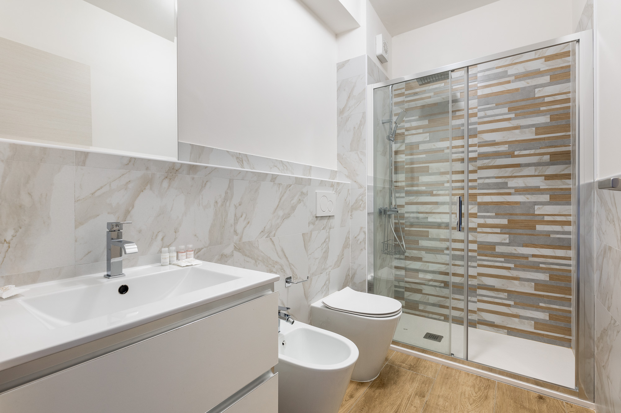 Stanza con bagno privato, situata in zona aeroporto Bologna. Urban Nest - appartamenti e case vacanze a Bologna