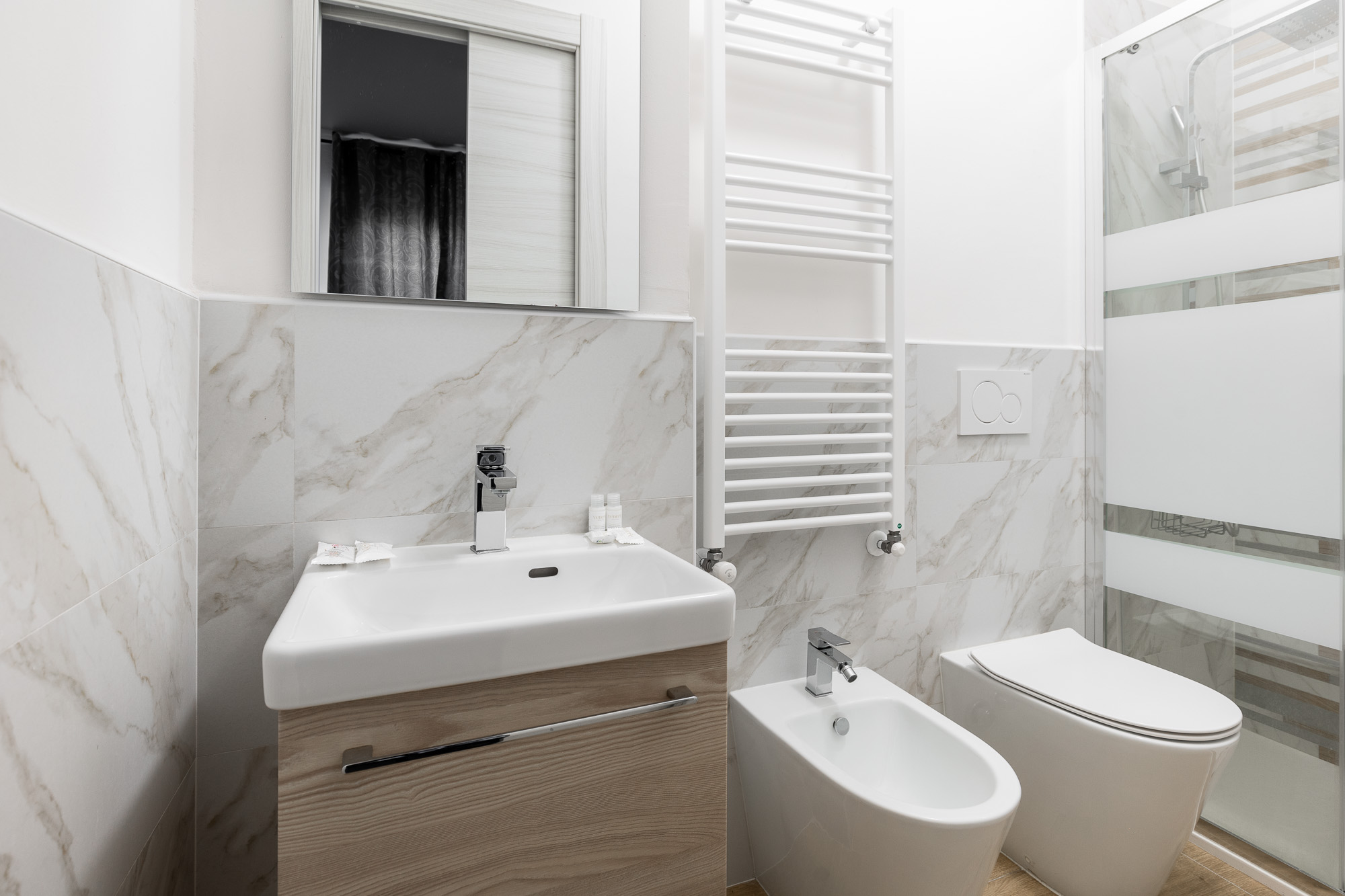 Stanza con bagno privato, situata in zona aeroporto Bologna. Urban Nest - appartamenti e case vacanze a Bologna