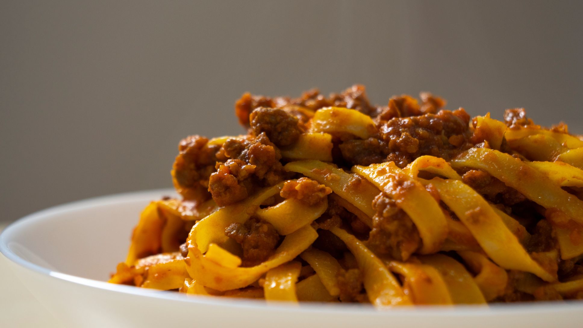 Tagliatelle al ragù in trattoria tipica a Bologna