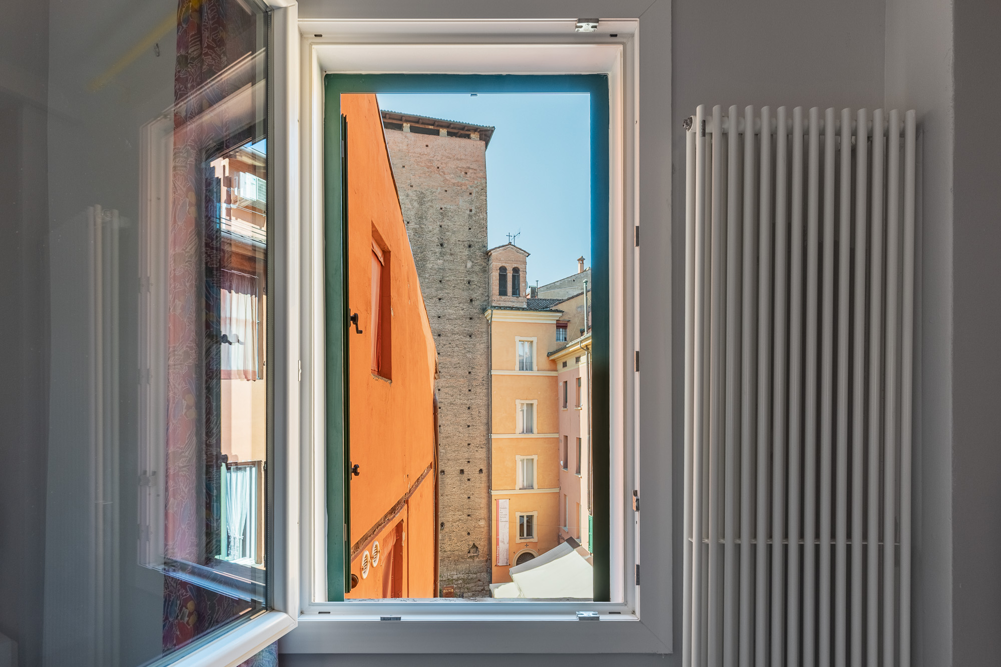 Vista suggestiva sulla torre e sui palazzi storici di Bologna dalle finestre dell’appartamento in Corte Galluzzi. Urban Nest - appartamenti e case vacanze a Bologna