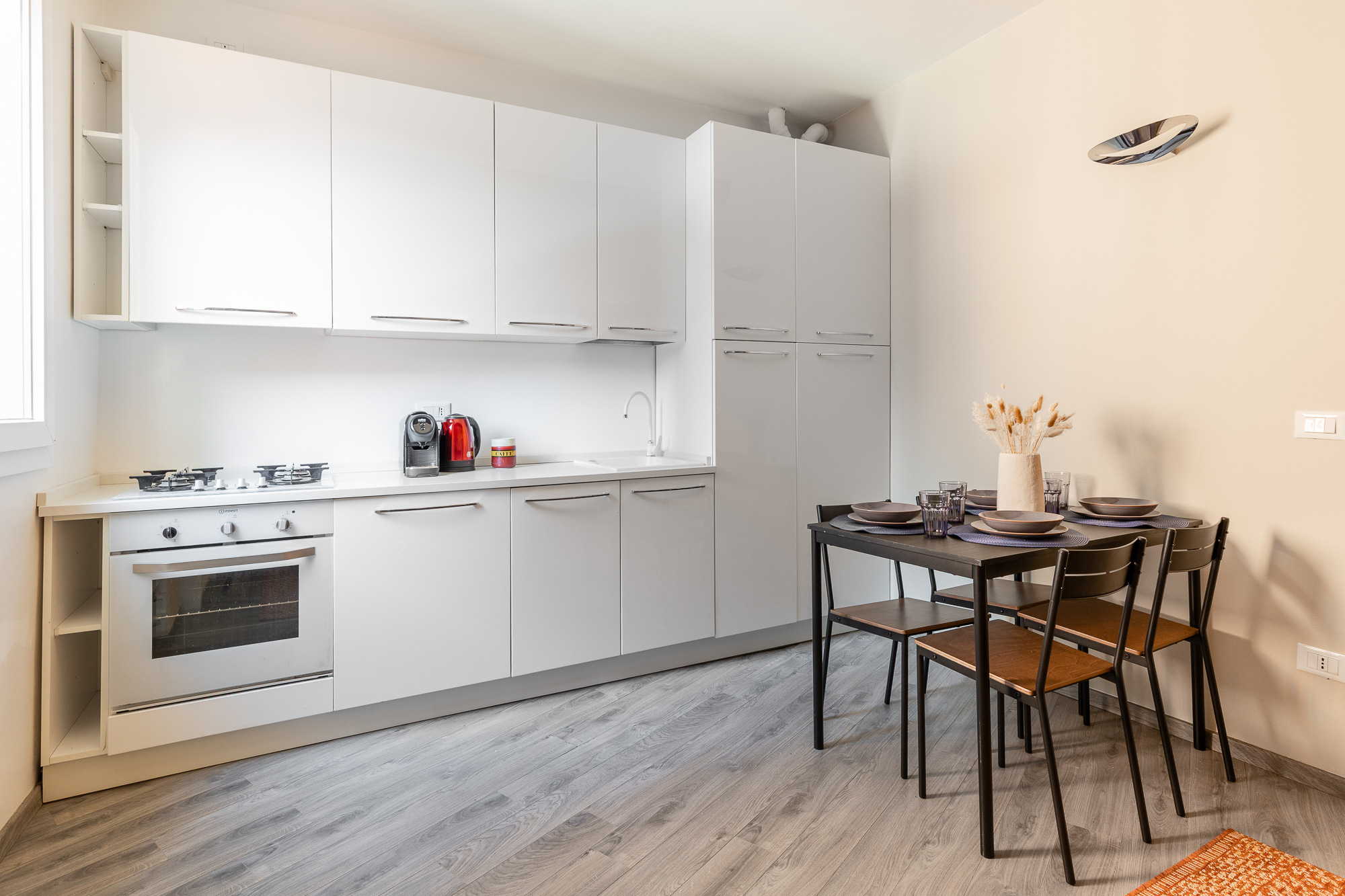 Cucina moderna completamente attrezzata in elegante bilocale nel cuore di Corte Galluzzi, ideale per vivere Bologna con tutti i comfort. Urban Nest - appartamenti e case vacanze a Bologna