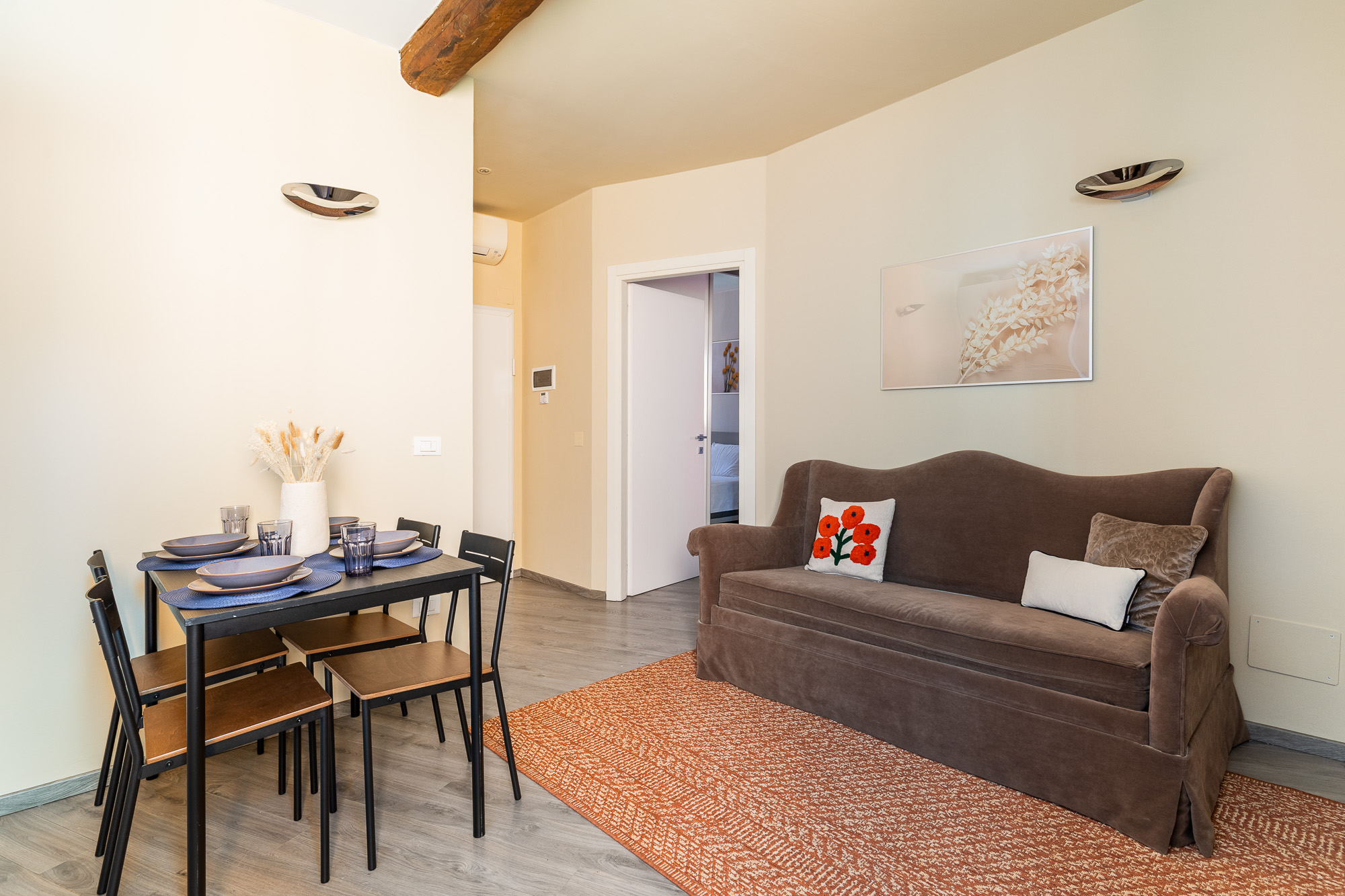 Soggiorno luminoso con zona pranzo e cucina attrezzata nel cuore di Corte Galluzzi, a pochi passi da Le Due Torri. Atmosfera accogliente e posizione silenziosa per vivere Bologna a piedi. Urban Nest - appartamenti e case vacanze a Bologna