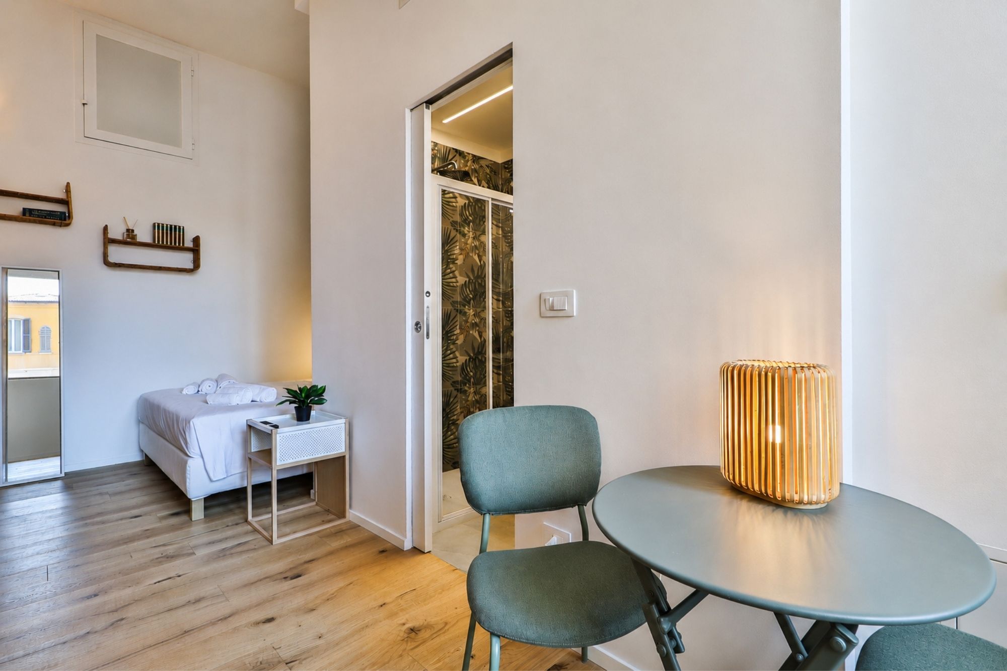Soggiorno con divano e tavolo — Urban Nest - appartamenti e case vacanze a Bologna