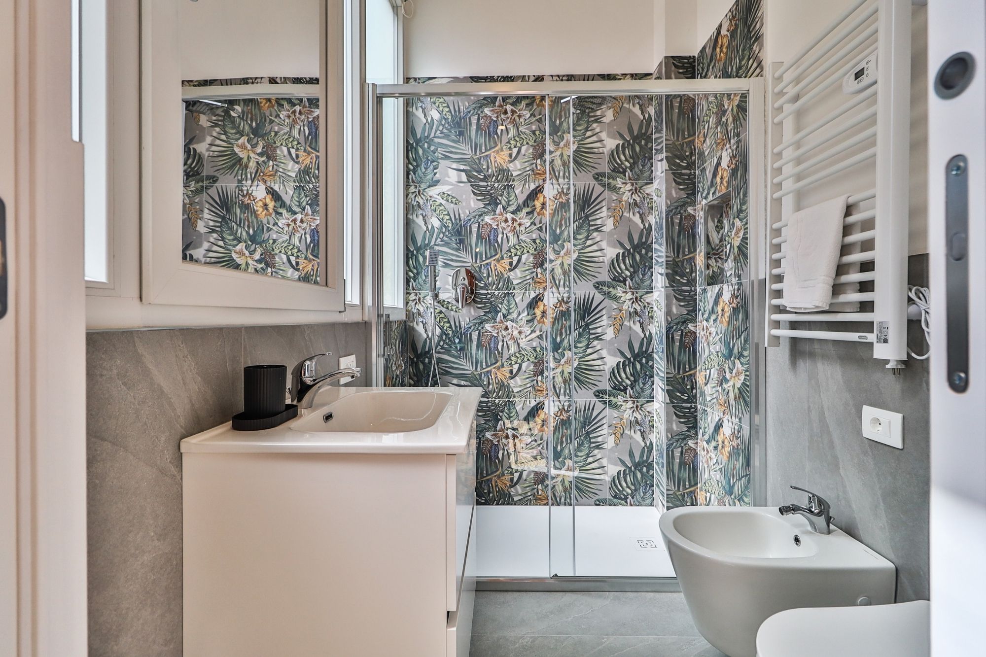 Bagno con doccia e arredi chiari — Urban Nest - appartamenti e case vacanze a Bologna