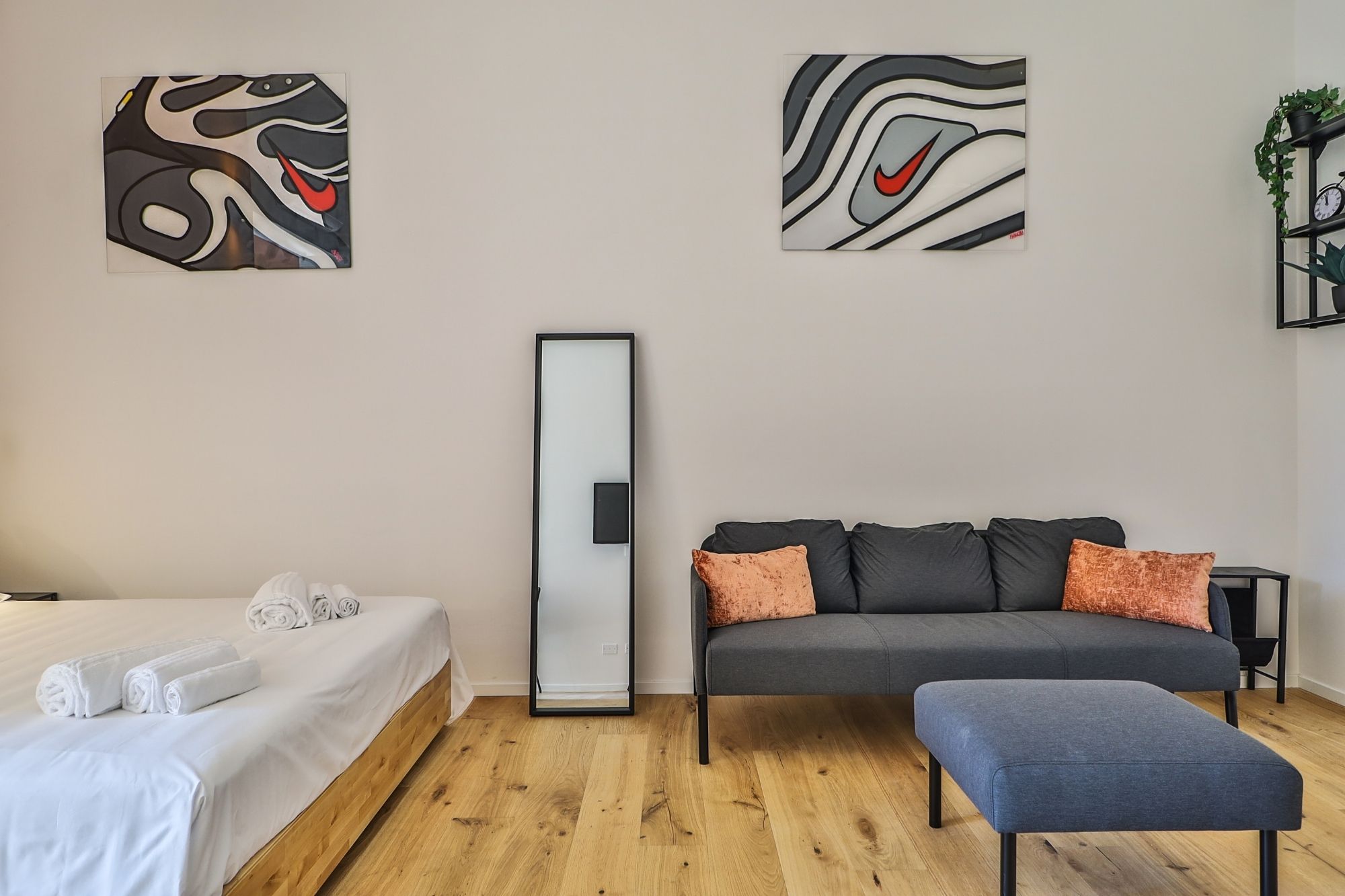 Camera con letto e zona relax — Urban Nest - appartamenti e case vacanze a Bologna
