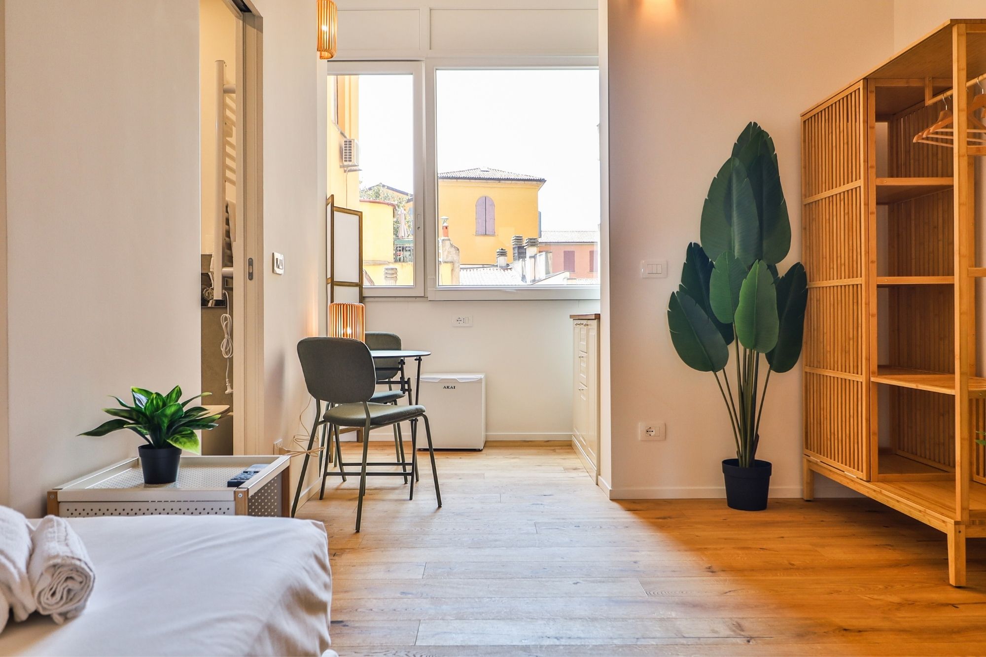 Zona giorno luminosa con cucina — Urban Nest - appartamenti e case vacanze a Bologna