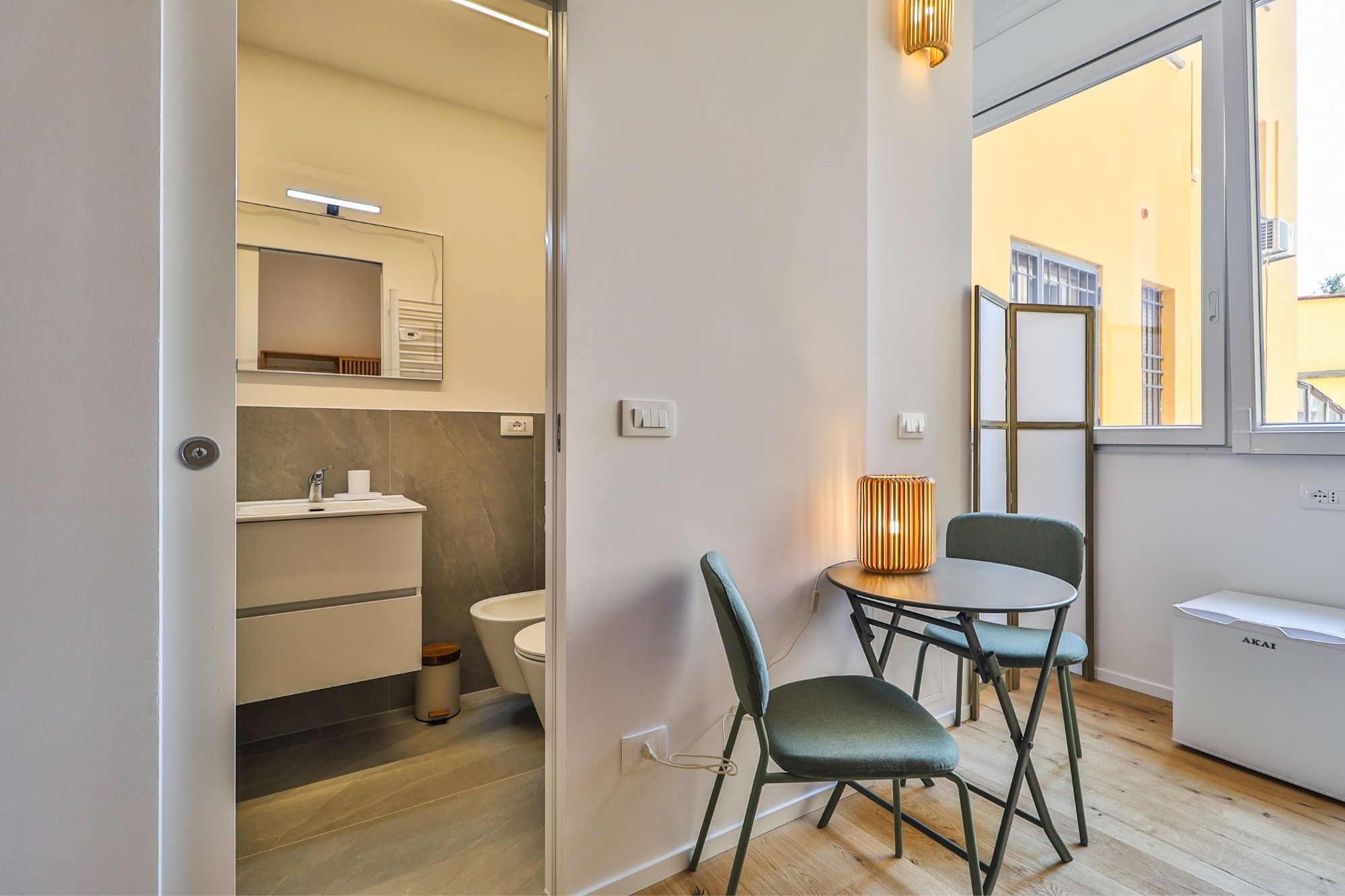 Angolo pranzo vicino alla cucina — Urban Nest - appartamenti e case vacanze a Bologna