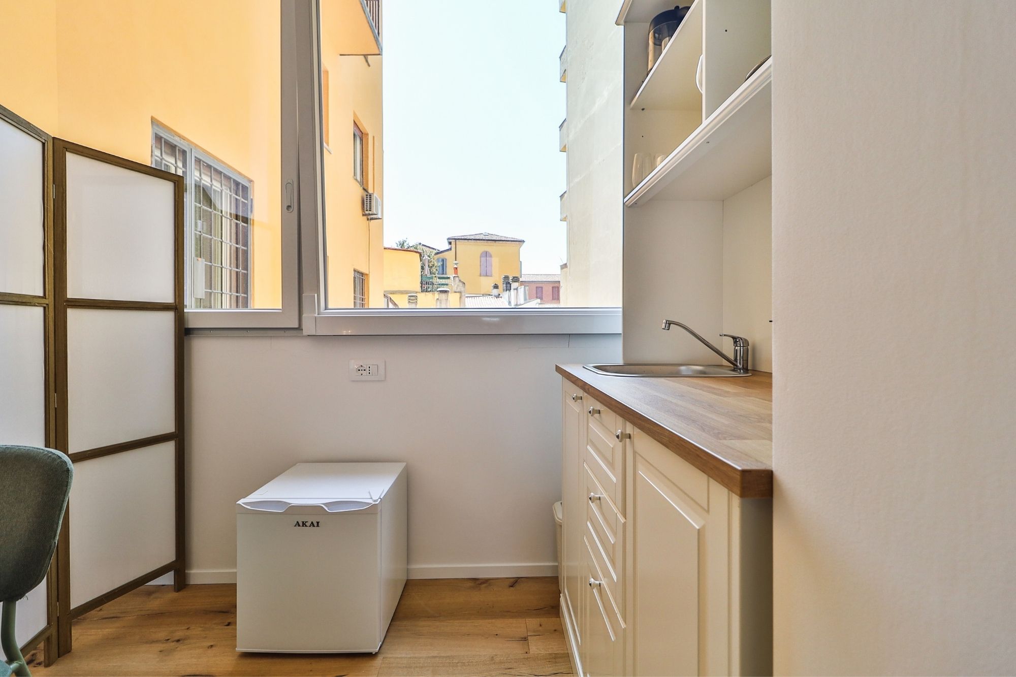 Cucina con finestra e vista — Urban Nest - appartamenti e case vacanze a Bologna