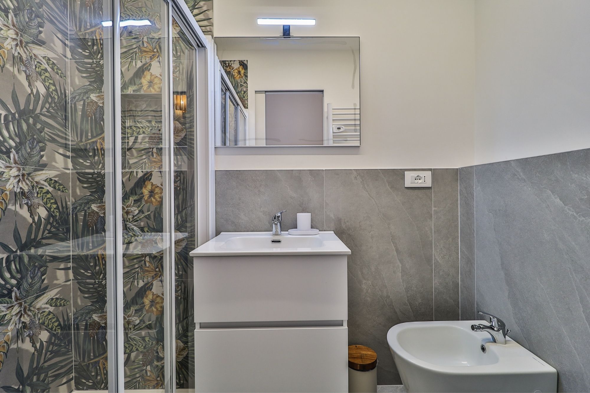 Bagno moderno con doccia — Urban Nest - appartamenti e case vacanze a Bologna
