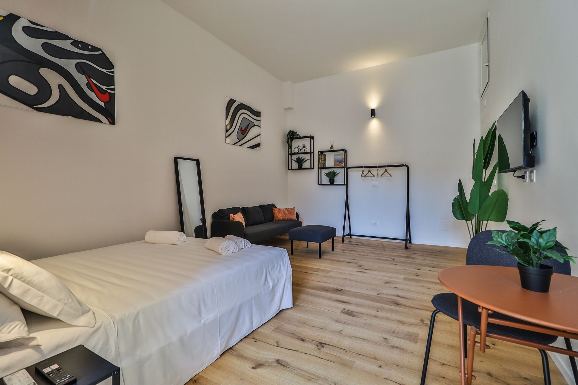 Camera con letto e piante decorative — Urban Nest - appartamenti e case vacanze a Bologna