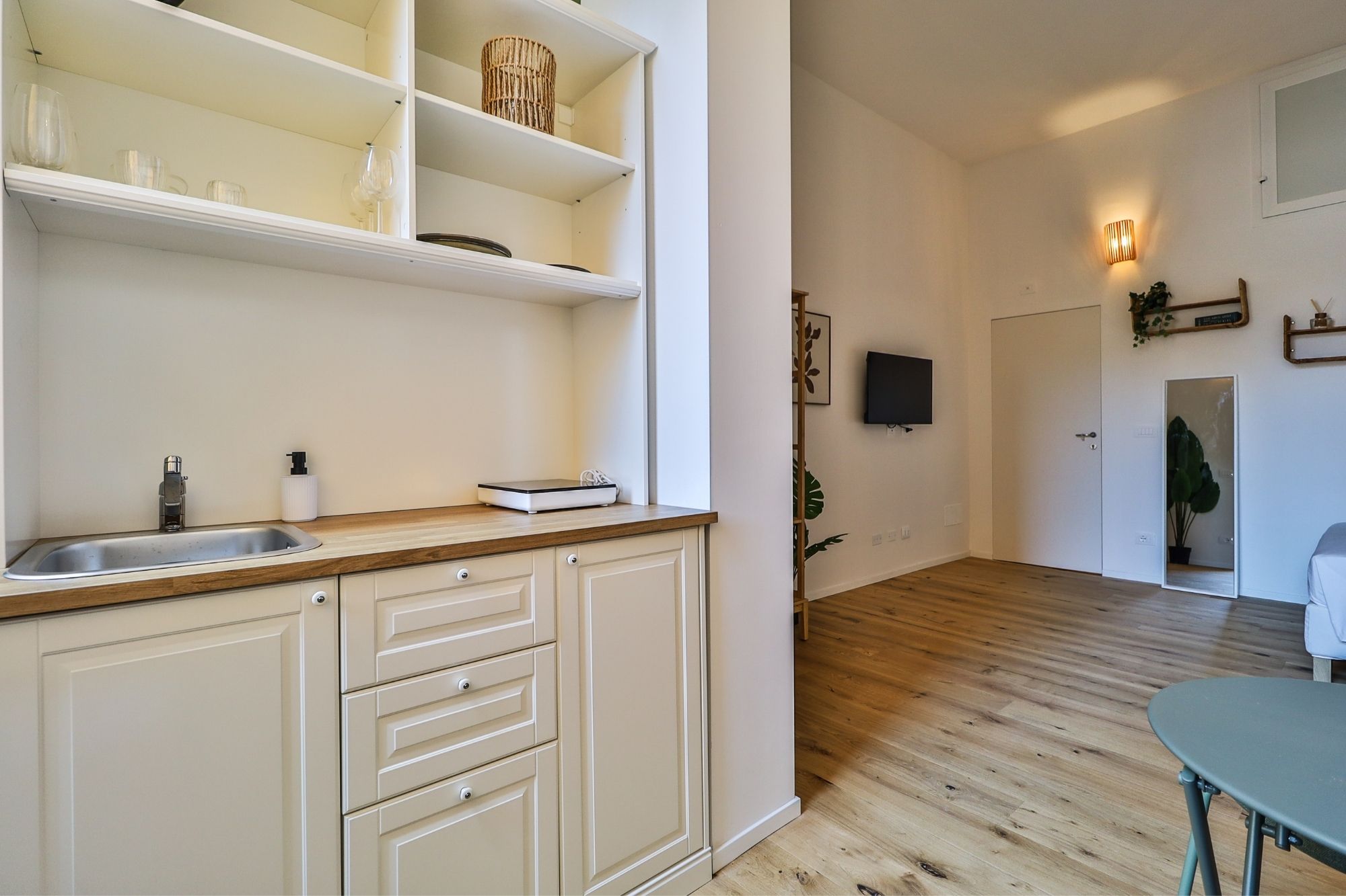 Cucina bianca con mobili a parete — Urban Nest - appartamenti e case vacanze a Bologna
