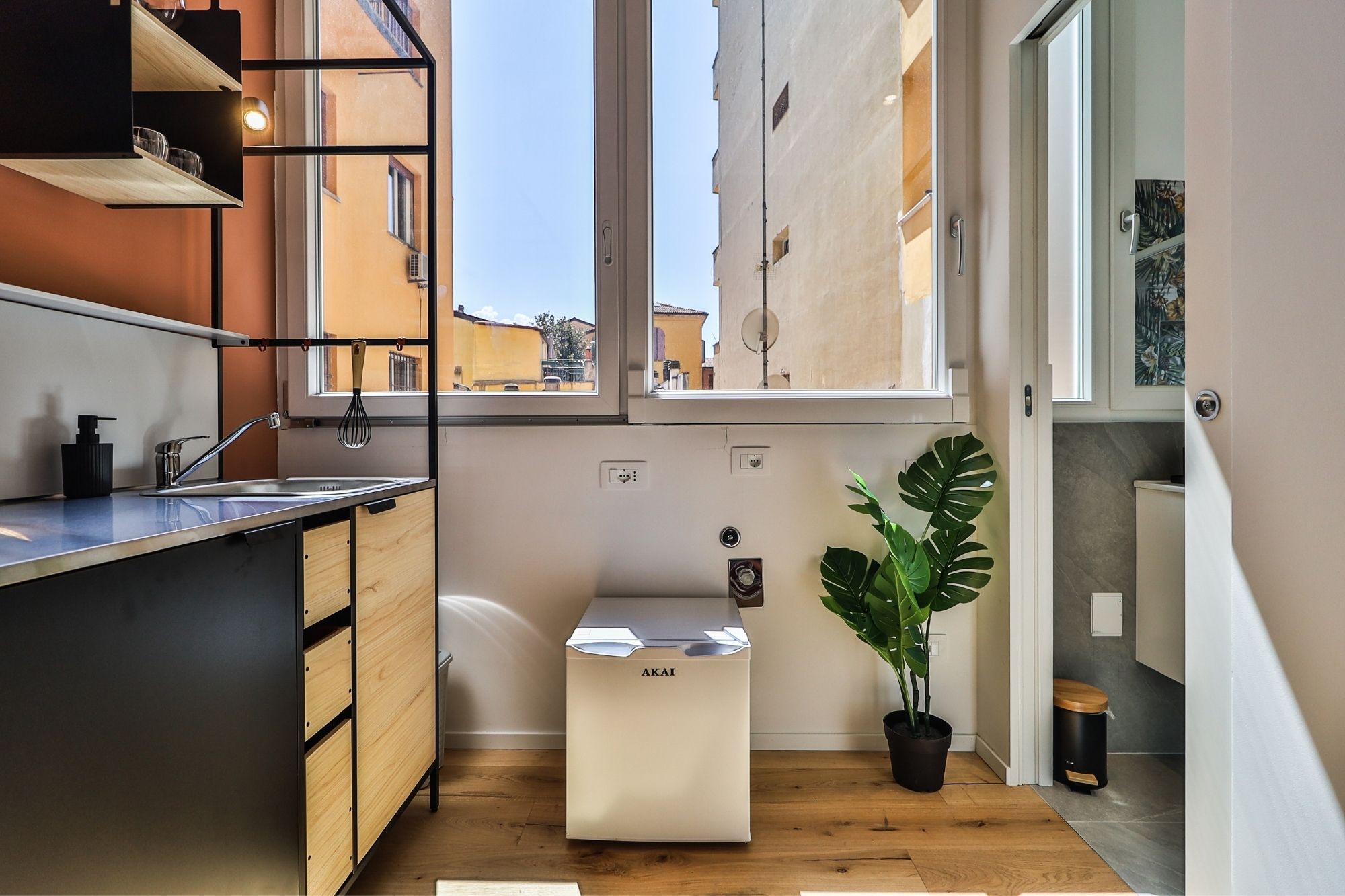 Cucina moderna con piante — Urban Nest - appartamenti e case vacanze a Bologna